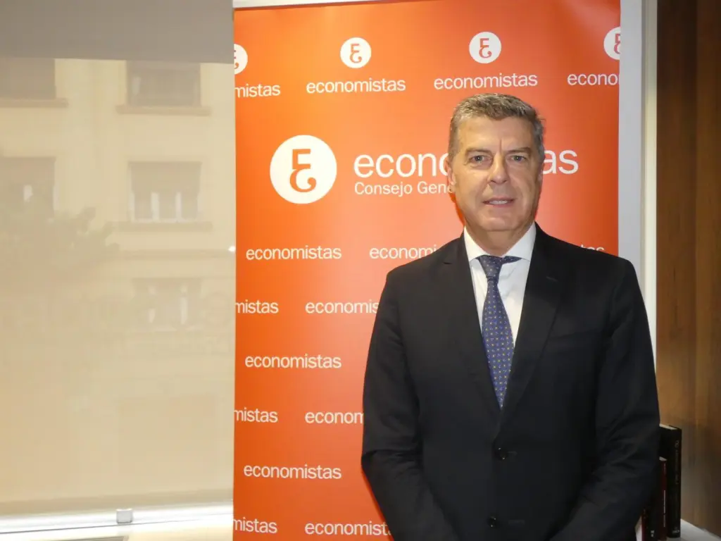 Economistas prevén alza del 2,6% en el PIB 2025, pero temen por falta de consenso y presupuestos.