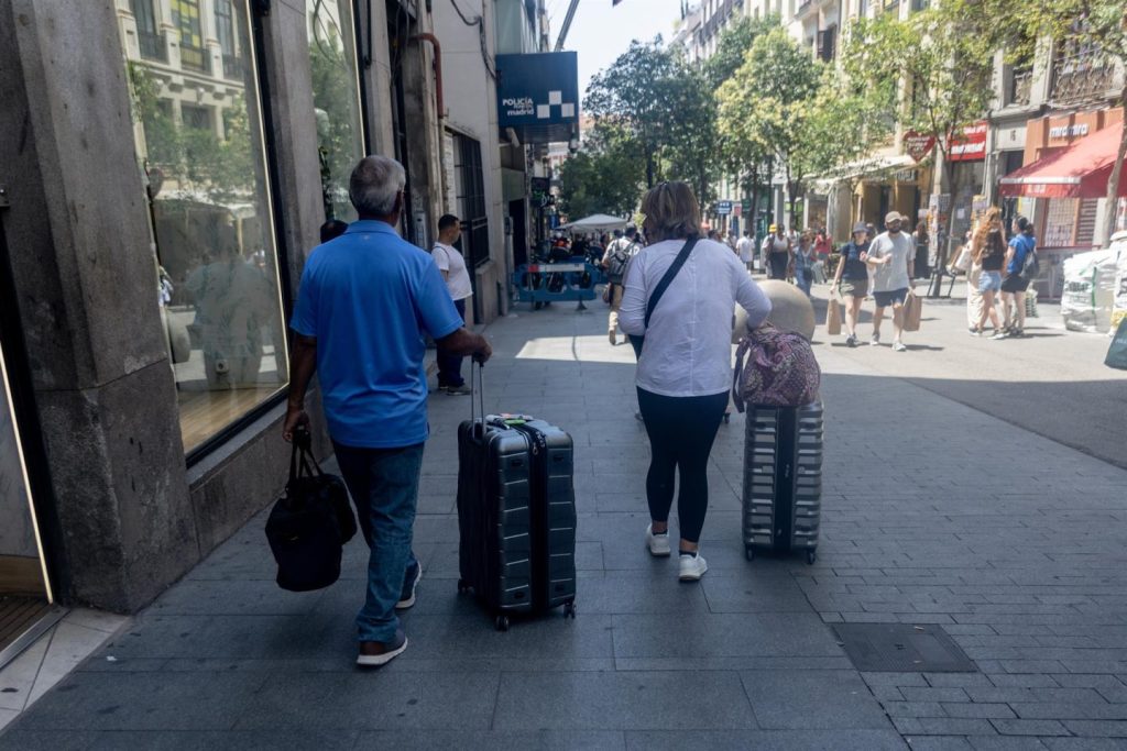 El aumento del coste de la vida lleva al 55% de españoles a reducir sus viajes este año
