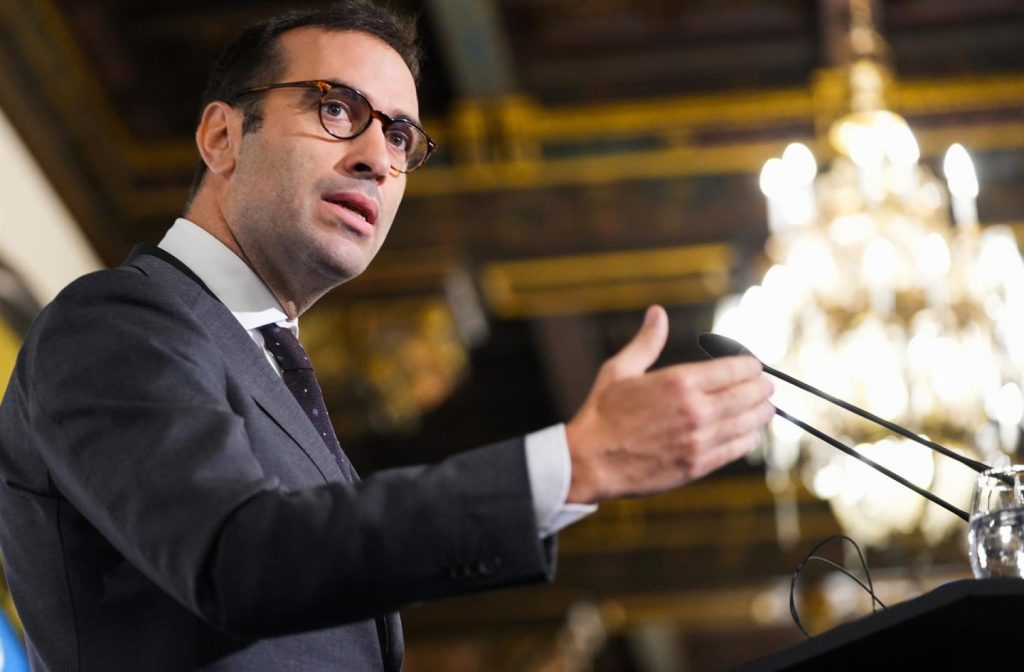 El bloqueo de Bruselas a 1.000 millones de fondos europeos será expuesto hoy por Cuerpo en el Parlamento