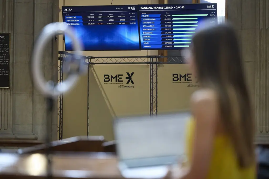 El Ibex 35 cierra con alza del 0,08% en 13.885,7 puntos, sin superar los 13.900 perdidos.