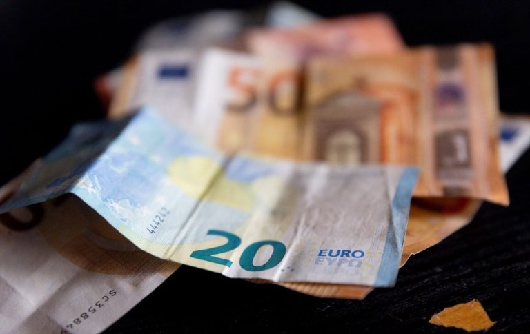 El salario bruto anual subió un 3,8% en 2024, alcanzando 27.558 euros, el nivel más alto desde 2008