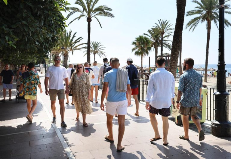 El turismo en España impulsa la economía, superando los niveles prepandemia según Cámara de España