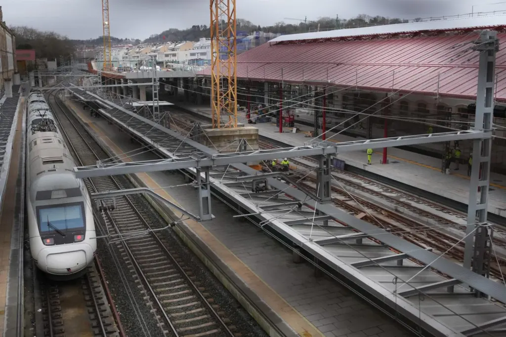 Ferrovial y FCC ganan primer tramo AVE a País Vasco por 323 millones tras descalificaciones.