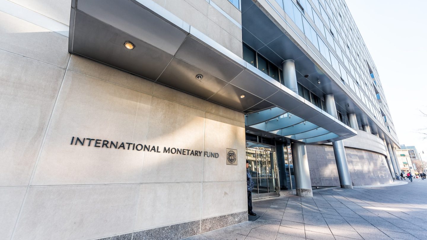 IMFは、グローバルな成長予測を3.2％に維持し、OPEC+の影響を警告しています