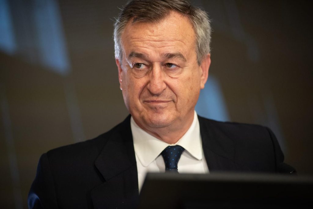 González-Bueno de Sabadell: BBVA debe mejorar la OPA o retirarla debido a su racionalidad.