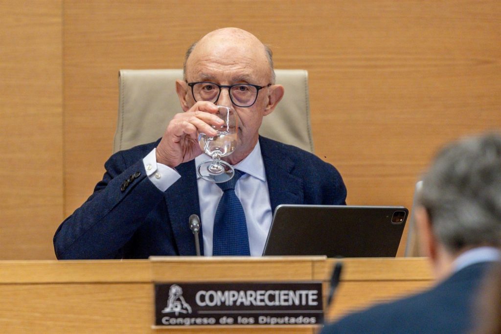 Imputado el exministro Montoro por favorecer a empresas gasistas mediante cambios legislativos