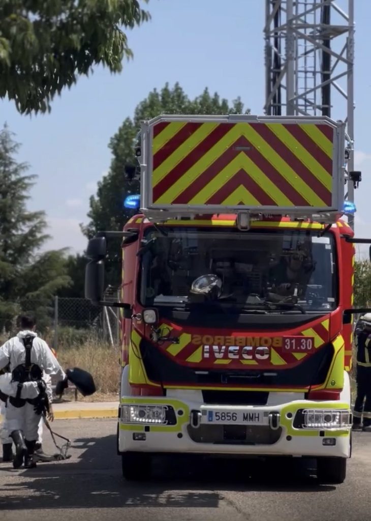 Incendio en la Cañada Real de Madrid: el fuego arrasa varias chabolas y una nave en el Sector 6
