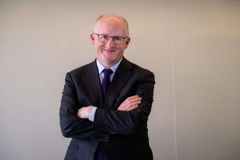 Lane del BCE alerta que la incertidumbre va más allá de Trump, afectando defensa e inversión extranjera