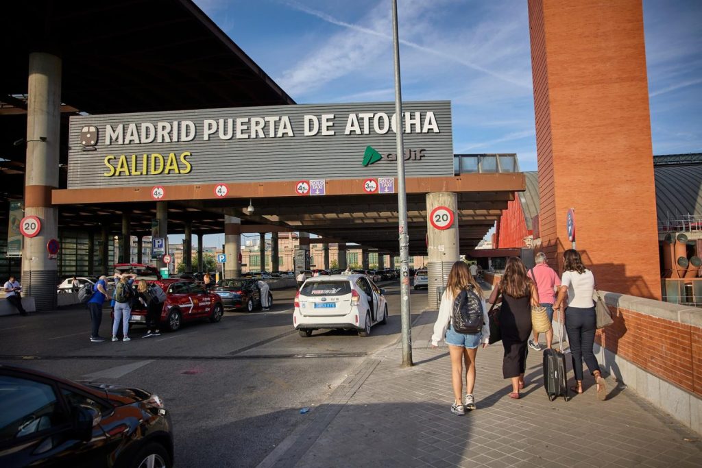 Las estaciones de Atocha y Sants estarán abiertas esta noche hasta que lleguen todos los trenes afectados