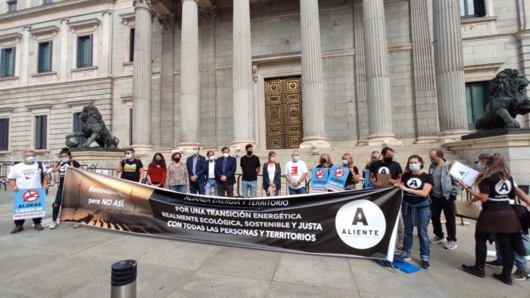 Más de 200 colectivos rechazan el decreto antiapagón por beneficiar al lobby renovable en España