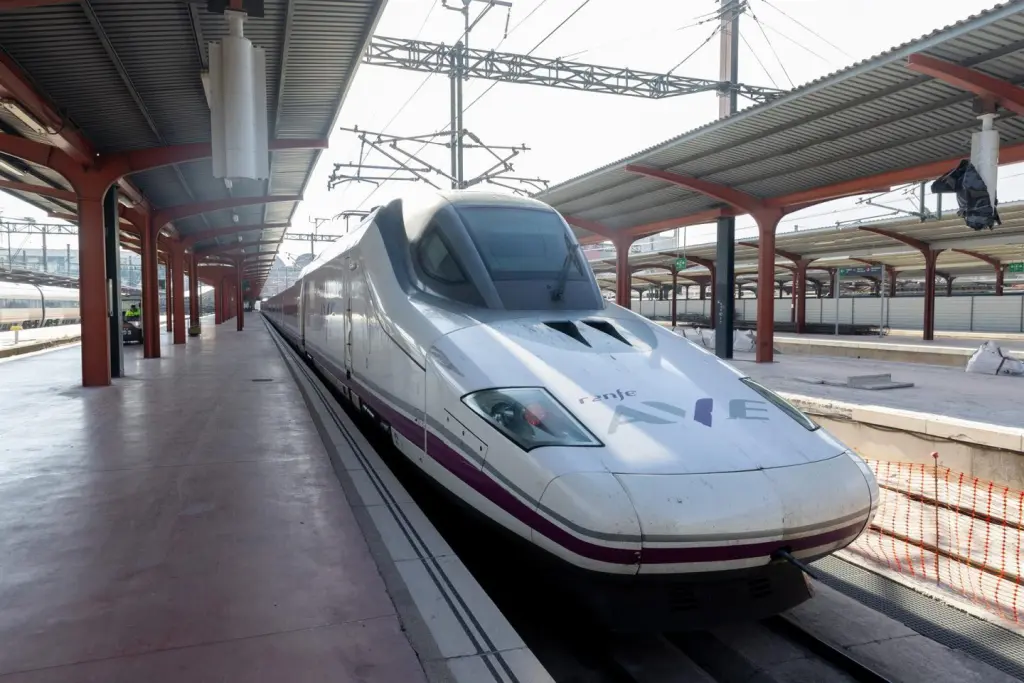 Suspendidos los trenes AVE entre Madrid y Barcelona por incendio en la zona de Lleida