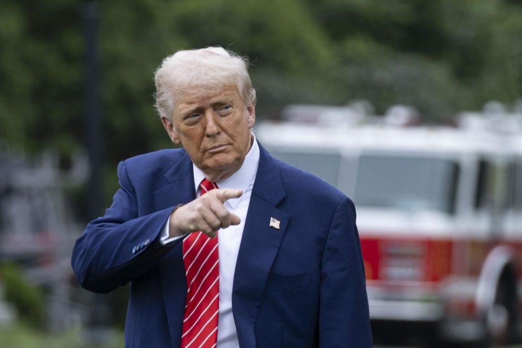 Trump enviará carta a la UE en días, fijará arancel a importaciones desde agosto.