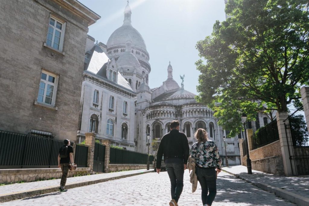 Un 40% de los españoles planea gastar más en viajes en 2025, según un estudio de Booking