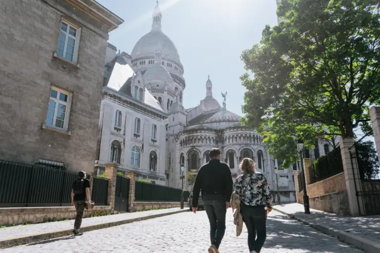 Un 40% de los españoles planea gastar más en viajes en 2025, según un estudio de Booking