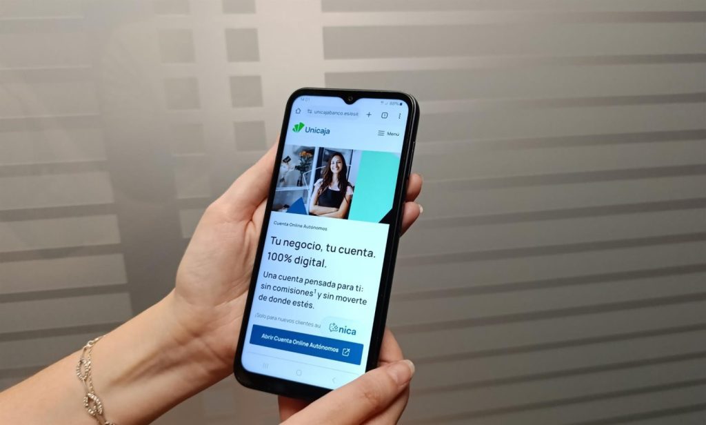 Unicaja lanza cuenta online para autónomos con bonificación del 1% en recibos domiciliados.