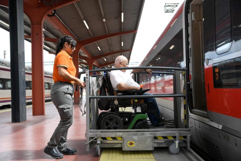 Adif Acerca invierte cinco millones en plataformas para facilitar acceso a tren de pasajeros en sillas