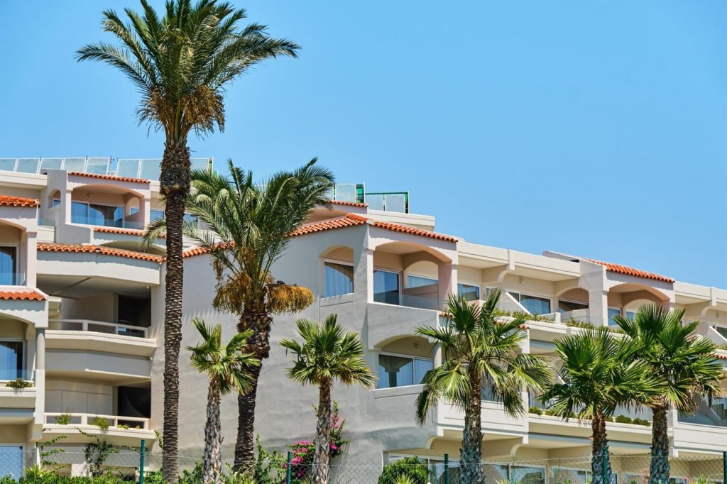 Alquilar en verano en Baleares, Costa Brava y Luz iguala rentas anuales de sus capitales