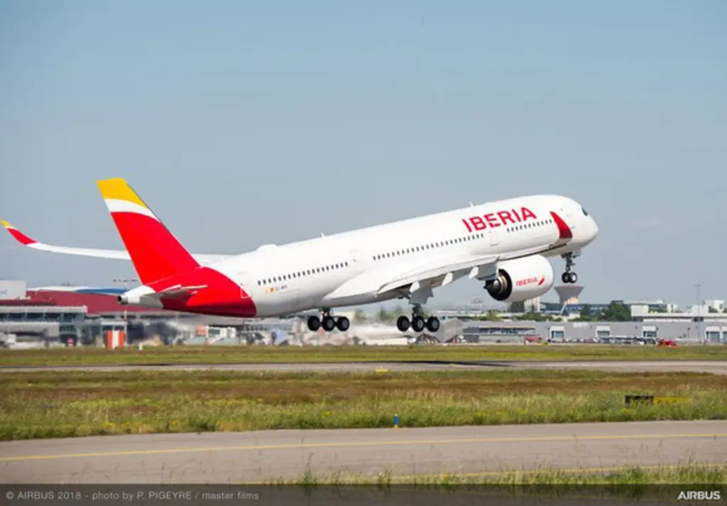 Iberia investiga mensajes pro Palestina en la comida kosher de un vuelo Buenos Aires-Madrid