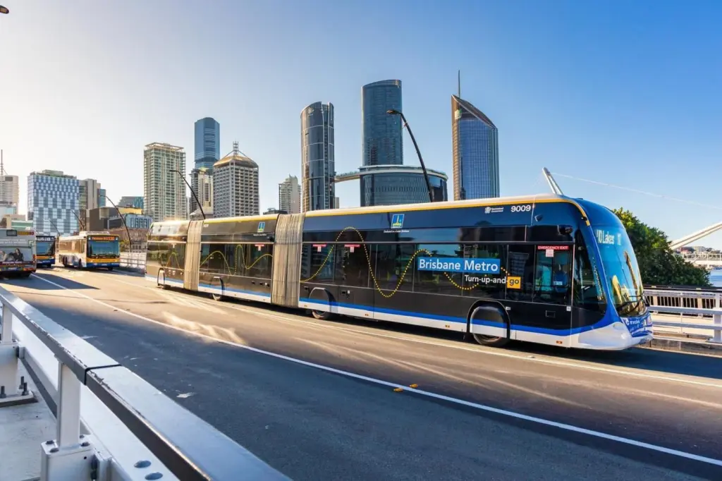 Indra gestionará la red de autobuses eléctricos en Brisbane con su avanzada tecnología.