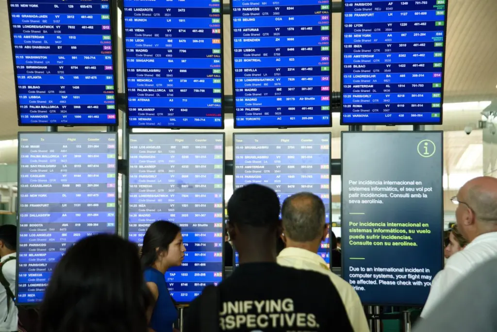 La huelga de ‘handling’ causa retrasos y una cancelación en el aeropuerto de Barcelona.