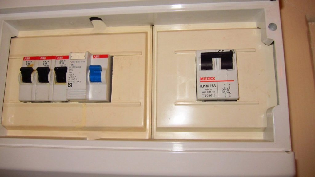 Las denuncias por errores al cambiar de compañía eléctrica bajaron un 30% desde 2022.