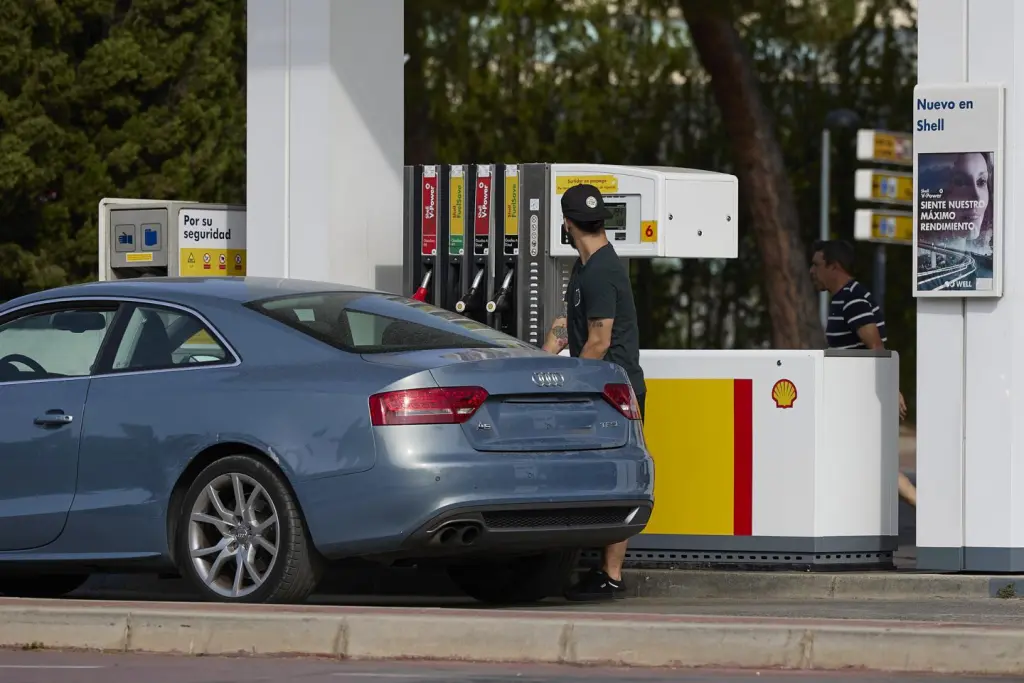 Las gasolineras apoyan al sector del automóvil para extender plazos de la transición eléctrica