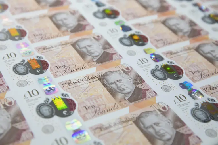 Los CEO del FTSE 100 ganaron un récord de 5,3 millones al año, un 6,8% más en 2024/25