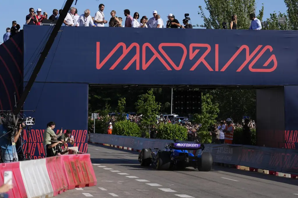 Madrid destaca el impacto positivo de la F1 en inversión, empleo y turismo para la región.