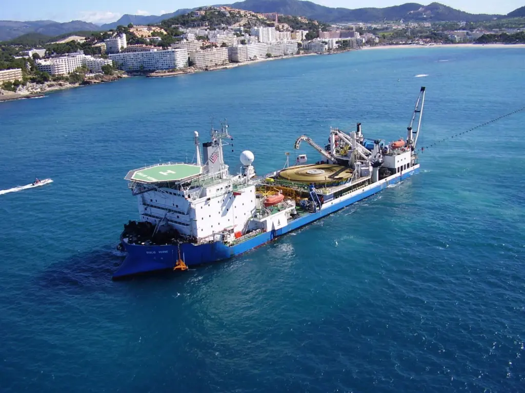 Red Eléctrica inicia el tendido submarino que unirá a Cádiz con Ceuta para energizar el sistema eléctrico.