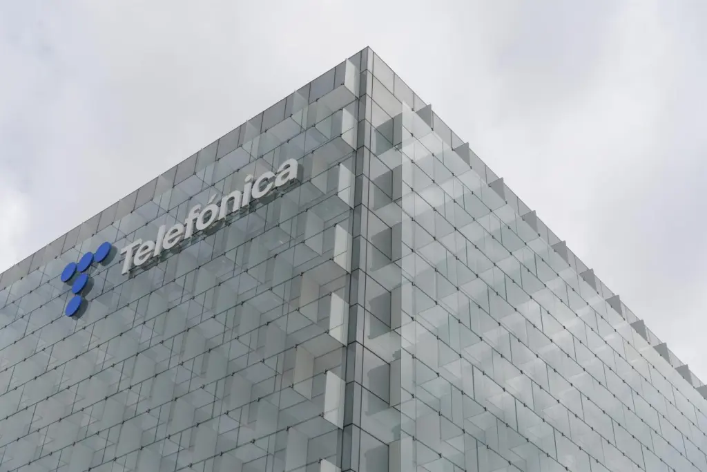 Telefónica despliega un operativo para garantizar servicio en zonas afectadas por incendios en España