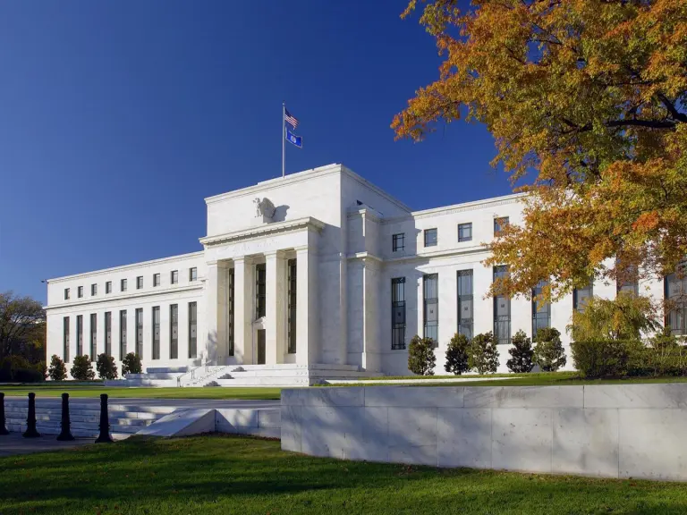 Trump considera cuatro candidatos para liderar la Fed, excluyendo al secretario del Tesoro Bessent