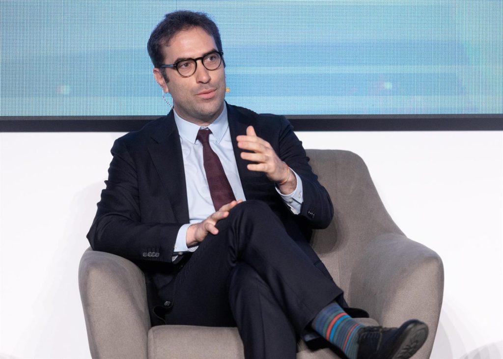 Carlos Cuerpo advierte prudencia tras interés de BBVA de adquirir 30% del Sabadell en OPA.