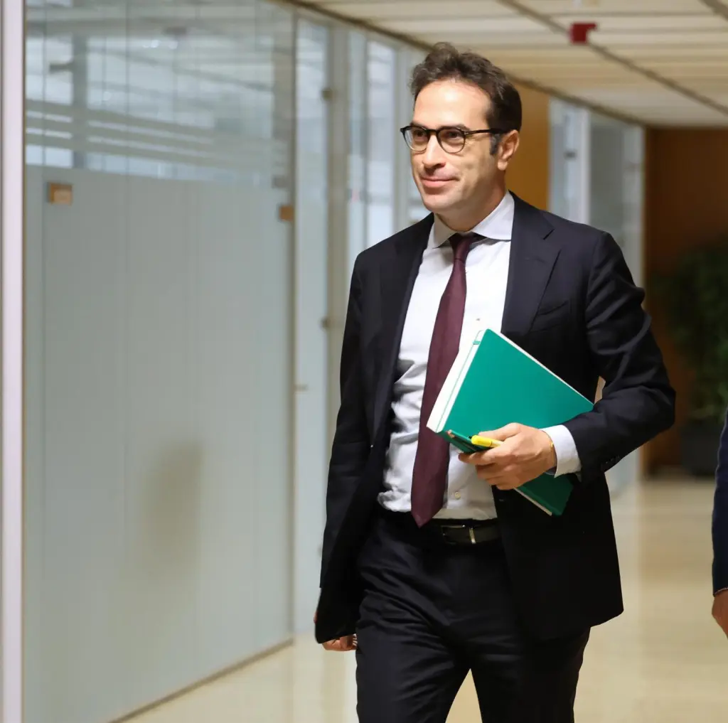 Carlos Cuerpo confía en reducir impacto de sanciones al gas ruso en empresas españolas como Naturgy.