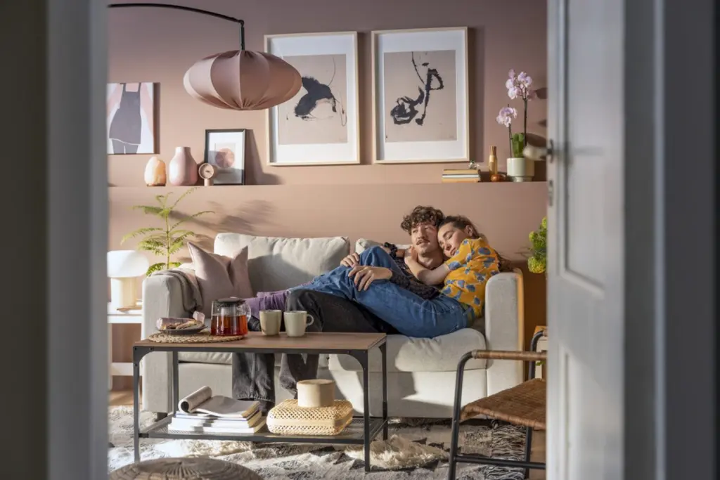 El 52% de los jóvenes españoles gasta entre el 30% y 50% de ingresos en vivienda, revela estudio.