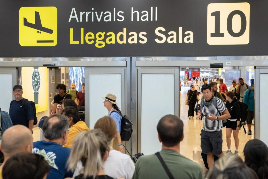 El aeropuerto de Madrid-Barajas recibirá 1.000 millones más que Barcelona en nuevo plan de Aena