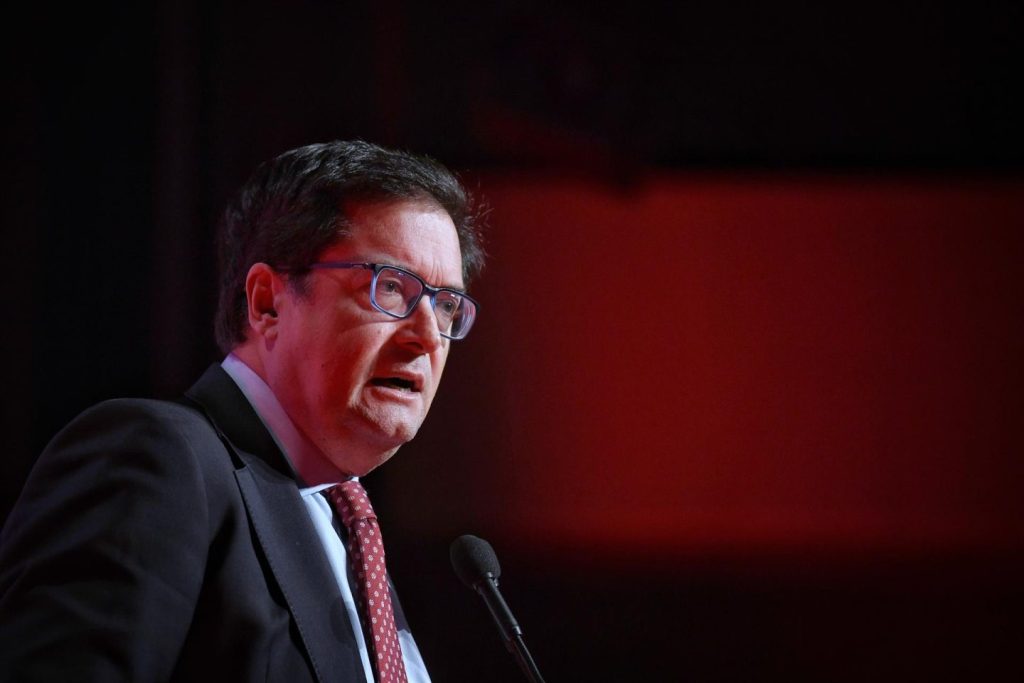 El Congreso avanza en ley que permite a funcionarios públicos jubilarse a los 72 años.