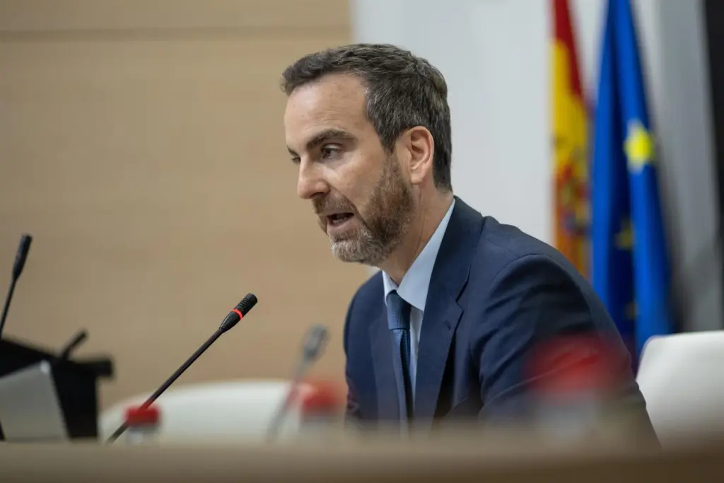 El FROB busca simplificar las normas bancarias sin comprometer la estabilidad financiera.