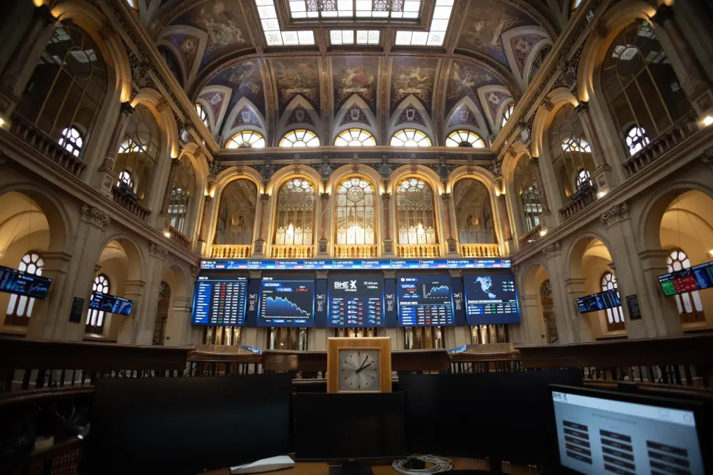 El Ibex 35 baja un 0,24%, situándose en 15.127 puntos, pendiente de decisiones de la Fed.