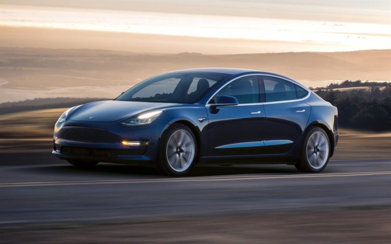El Tesla Model 3 es el coche eléctrico más vendido en agosto, seguido por el Kia EV3 en España
