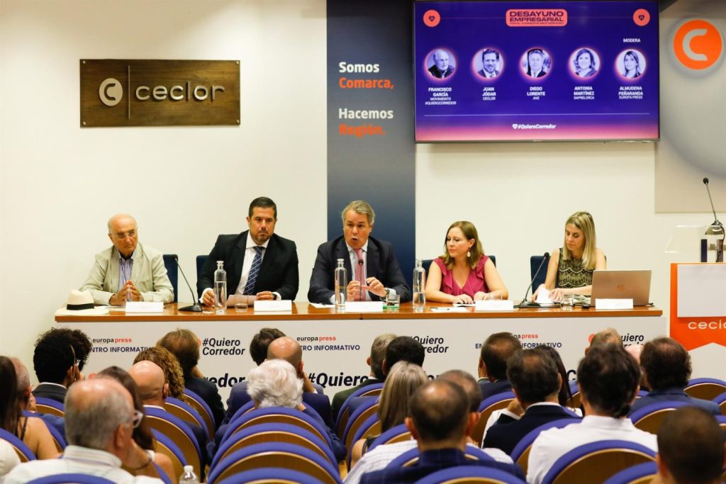 Empresarios piden finalizar obras del Corredor Mediterráneo dentro de los plazos previstos.