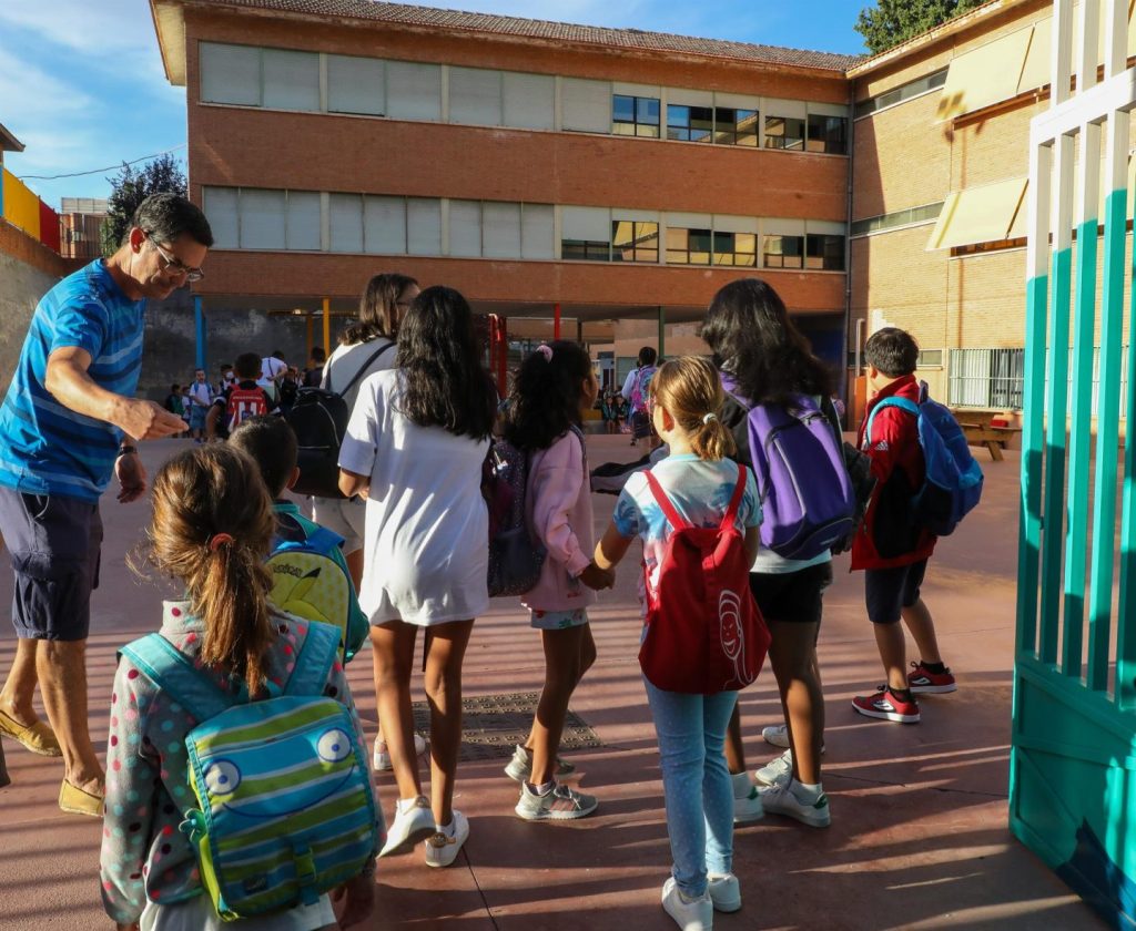 Varios niños a su llegada al colegio CEIP Hernán Cortés