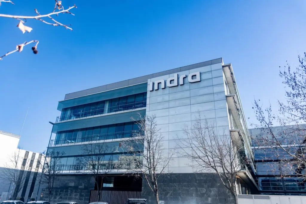 Indra sube un 5% en Bolsa por tensiones geopolíticas y avance de fusión con Escribano
