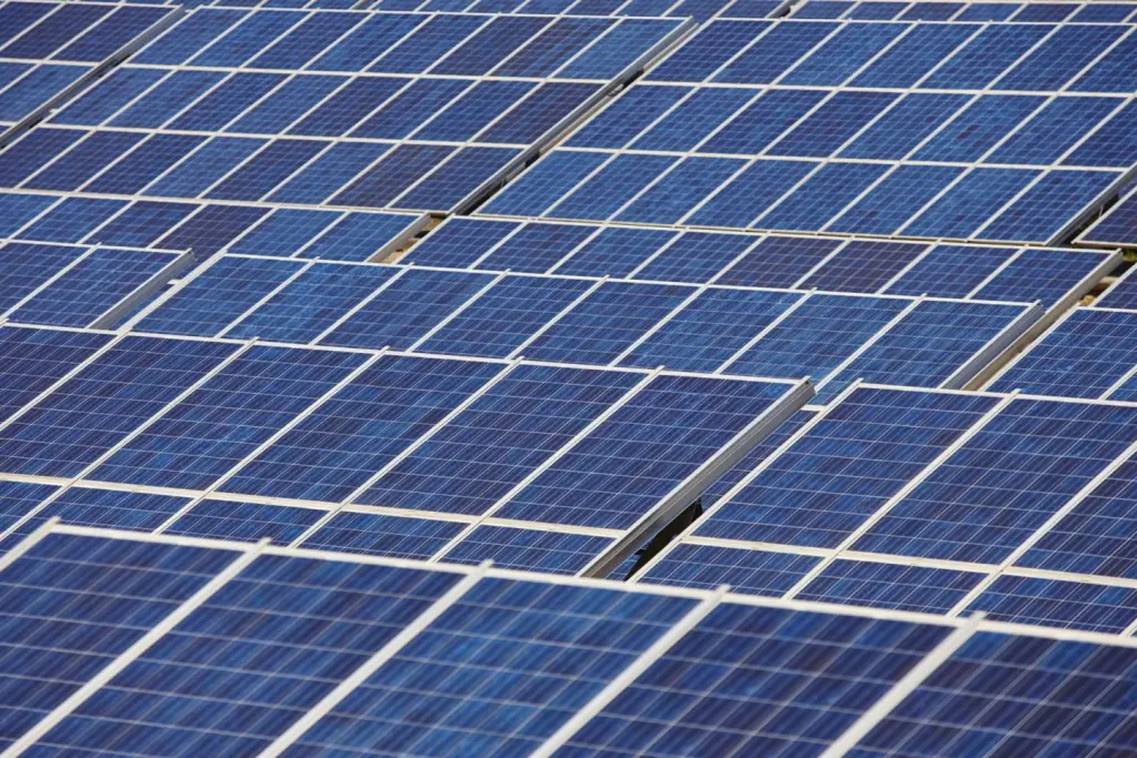 La abundancia solar en agosto abarata un 59% la electricidad en horas de mayor radiación solar