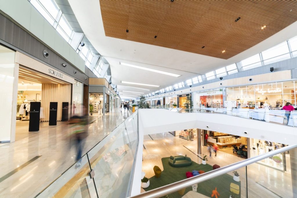 La afluencia a los centros comerciales en España subió un 2,4% en agosto de 2025 respecto a 2024