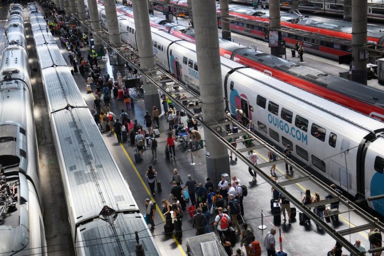 La alta velocidad ferroviaria supera 4,1 millones de viajeros en julio, creciendo un 13,3% interanual