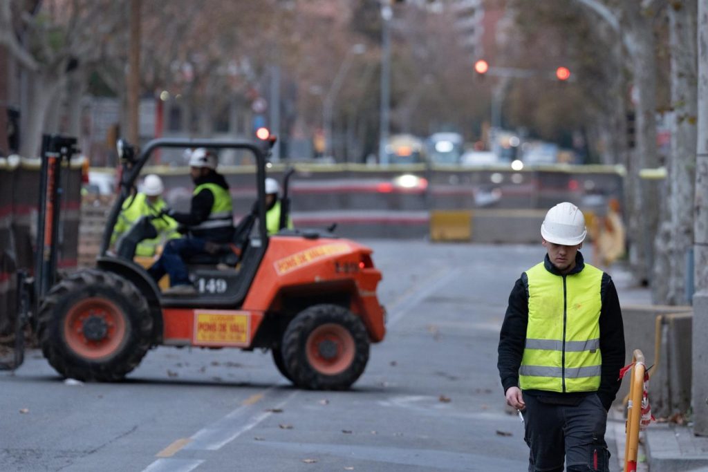 La CNC advierte que endurecer el registro horario podría reducir salarios en construcción hasta un 27%