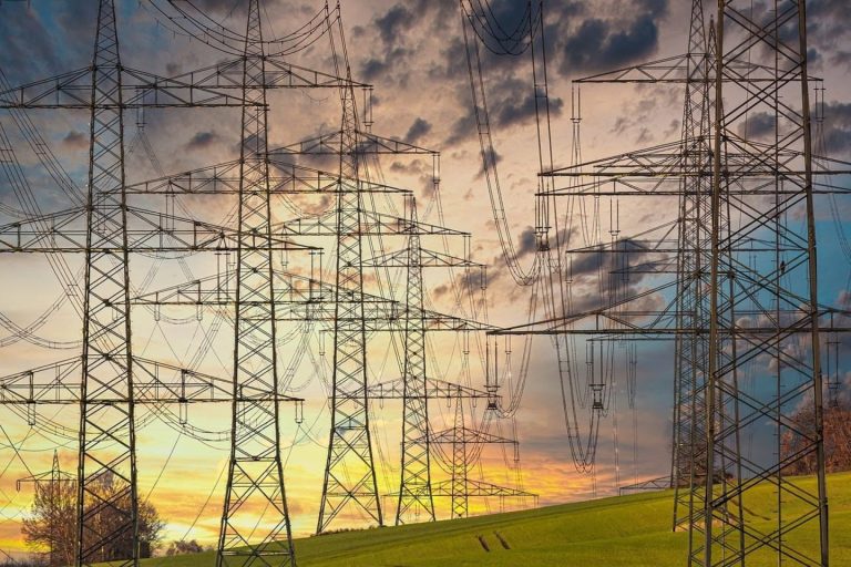 La demanda eléctrica en España podría crecer hasta un 105% en 2035, según un informe de EY e IIT