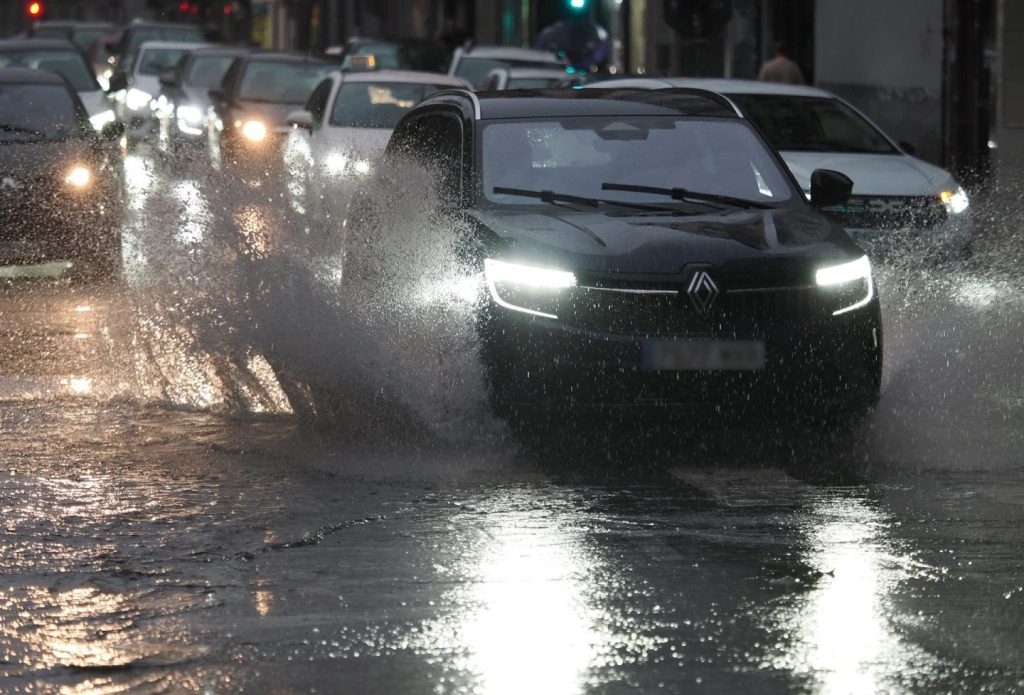 La DGT pide evitar circular en Valencia, Castellón y Tarragona por fuertes lluvias esperadas.