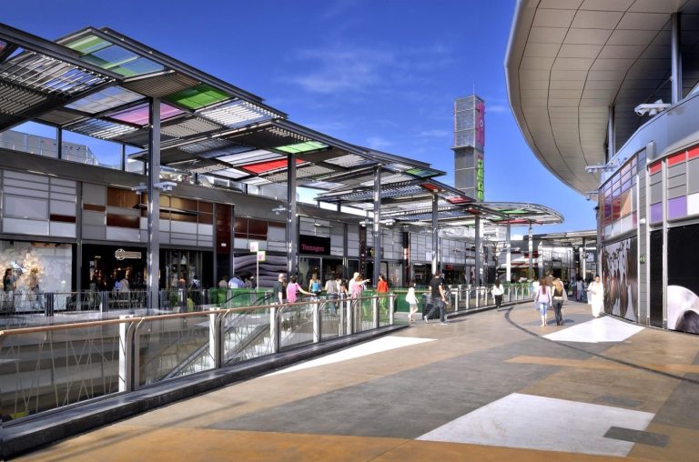 Las ventas en centros comerciales en España crecieron un 3,9% hasta junio, impulsadas por un 7,1% en el segundo trimestre.