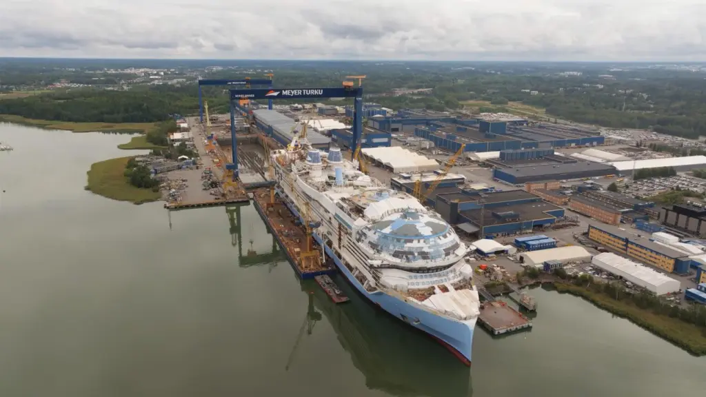Legend of the Seas de Royal Caribbean flota por primera vez, listo para su debut en 2026